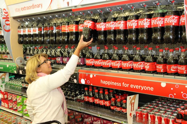 Chiến lược marketing của Coca Cola với mạng lưới phân phối rộng rãi (Ảnh: Pinterest)