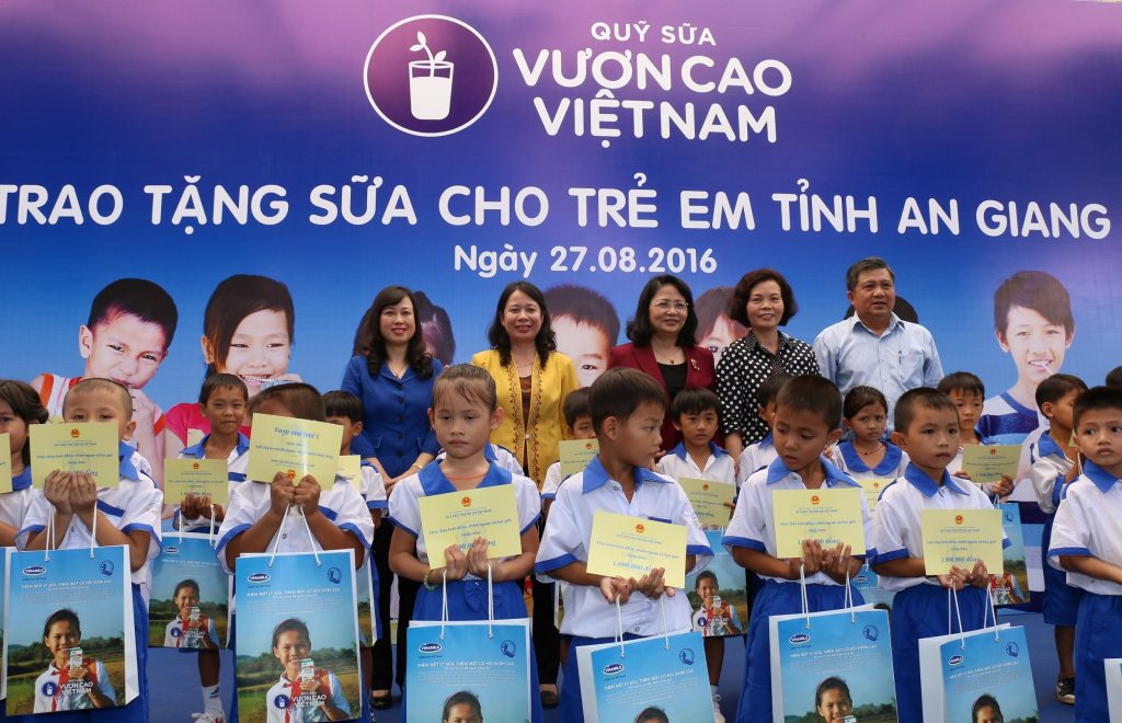 Chương trình Trao tặng sữa cho trẻ em tỉnh An Giang – một trong những động thái CSR của chiến dịch, được thực hiện vào tháng 8/2016 (Ảnh: báo Giáo Dục)