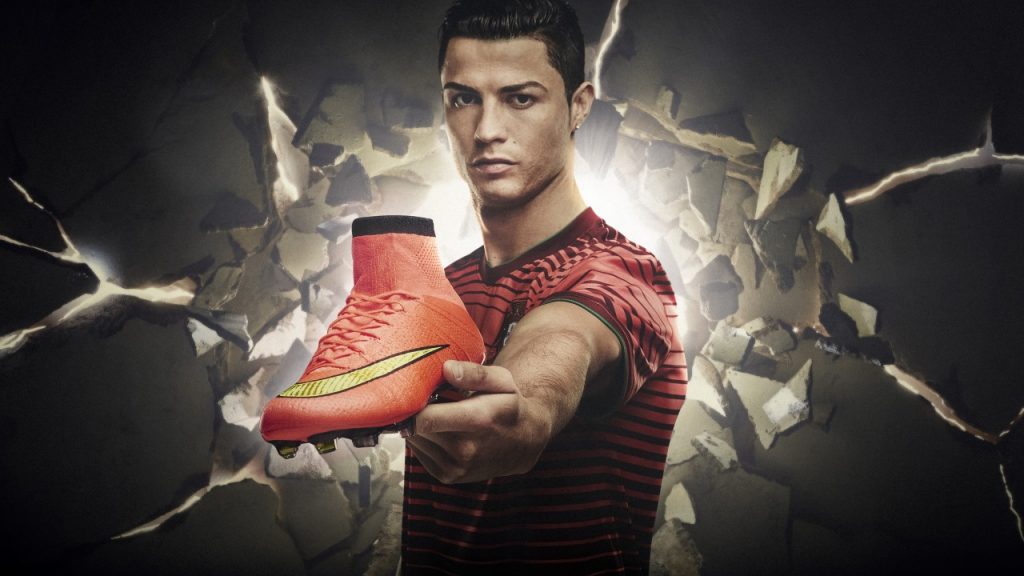 Cristiano Ronaldo quảng cáo cho dòng giày Mercurial dưới vai trò đại sứ thương hiệu Nike (Nguồn: amazon)