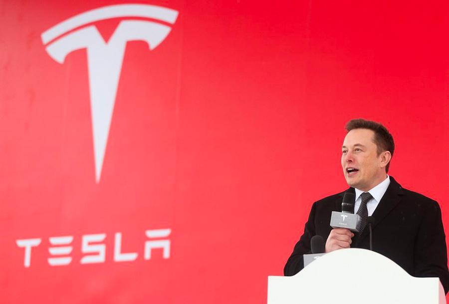 Elon Musk và logo Tesla