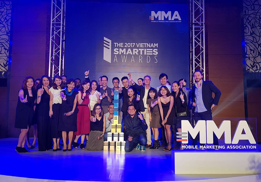 Paolo cùng đội ngũ Leo Burnett và khách hàng Samsung tại lễ trao giải Smarties Awards Vietnam 2017