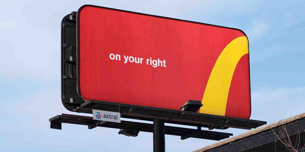 Logo Mái vòm vàng của McDonald's đã từng được biến tấu theo nhiều cách khác nhau, từ biển báo chỉ dẫn... (Chiến dịch Follow the Arches - McDonald's Canada)
