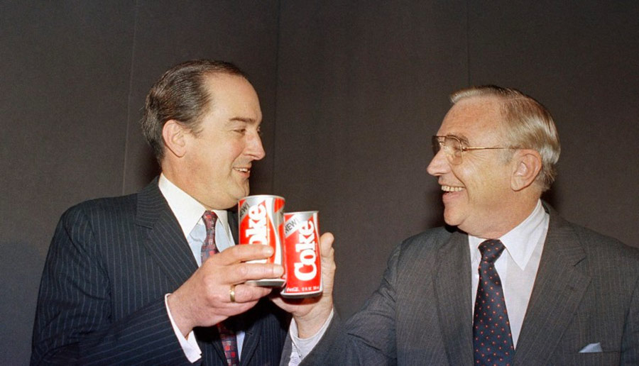 Từ trái qua Giám đốc điều hành Coca-Cola Roberto Goizueta; và Tổng thống Don Keough. Nguồn: Bettmann, trên Getty Images