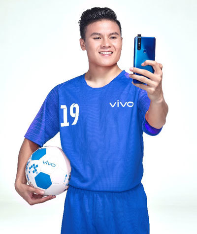 Cầu thủ Quang Hải – Đại sứ thương hiệu Vivo trong chiếc V15 (Nguồn: Vietnamnet)