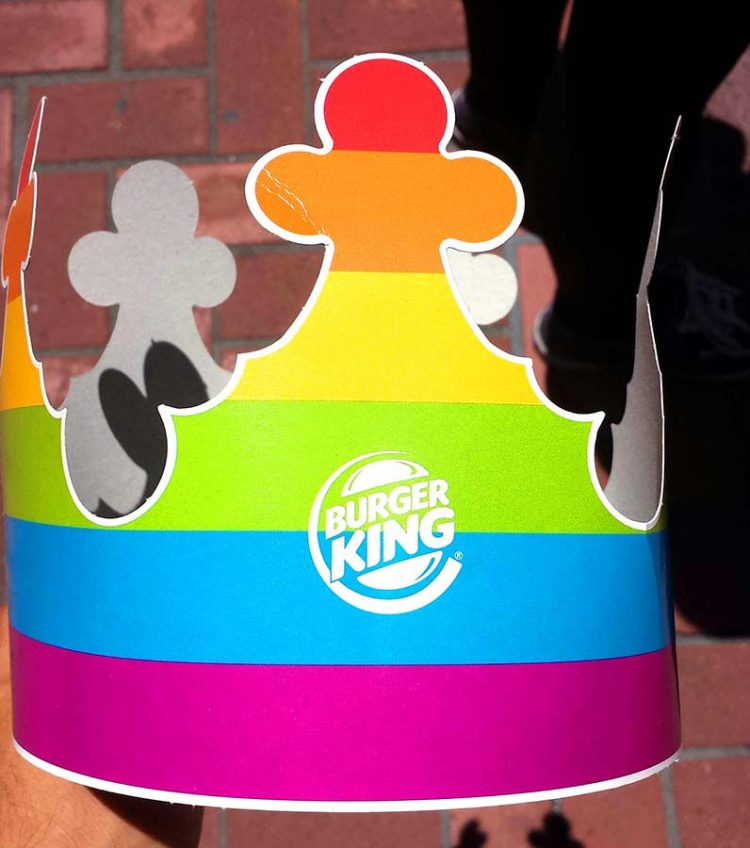 Burger King tặng hàng trăm chiếc vương miện miễn phí trong buổi diễu hành hưởng ứng sự kiện Pride Month 