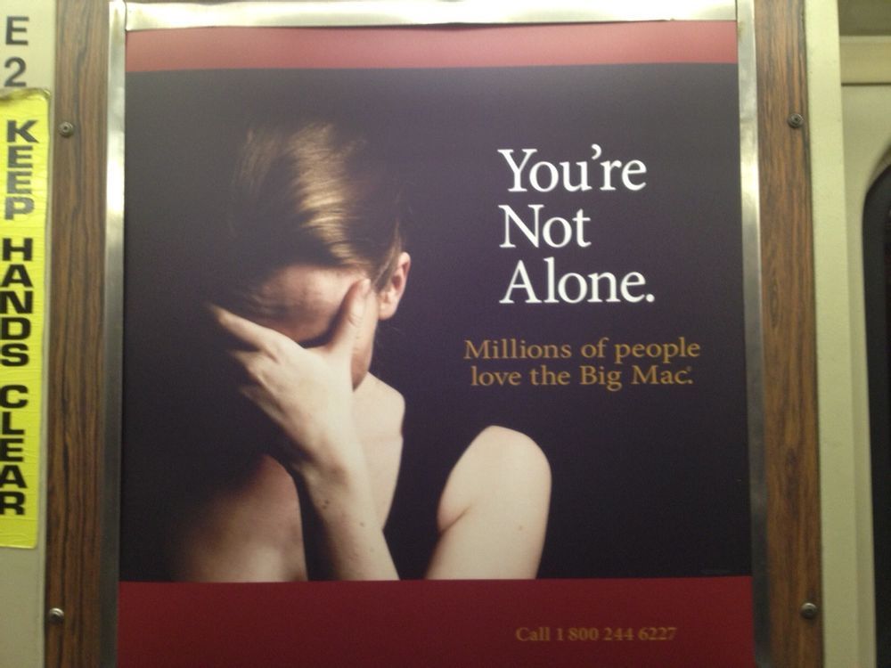 McDonald's truyền đi thông điệp “You’re not alone” (Bạn không đơn độc) hướng về bệnh nhân trầm cảm, nhưng lại đính kèm số điện thoại dẫn về quầy đặt món vào ảnh.